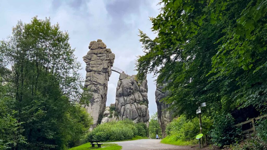 Duitsland Externsteine Brug Hymer Exsis-i 588 Route51
