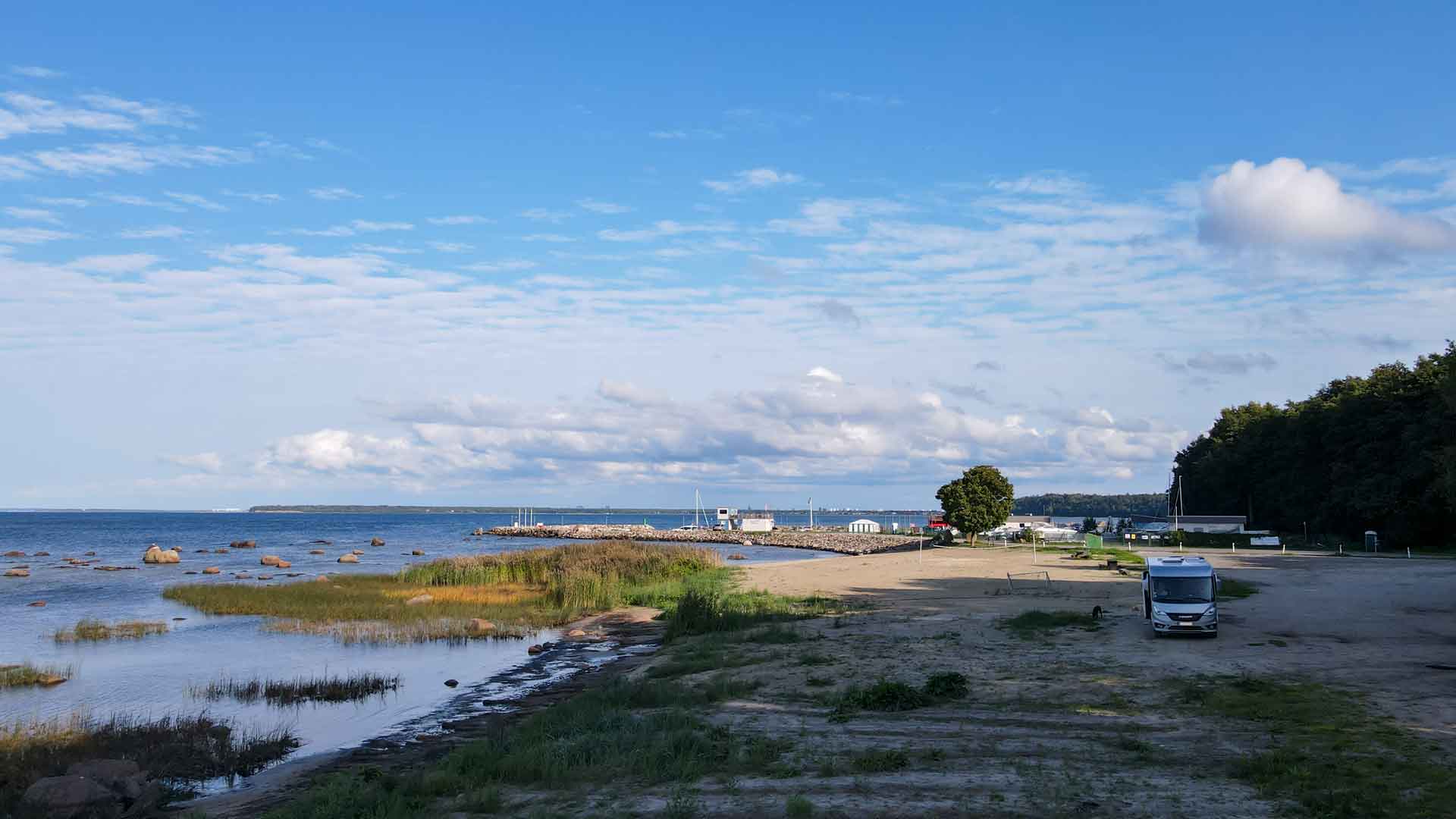 Estland Ilmandu Harbour Hymer Exsis-i 588 Route51