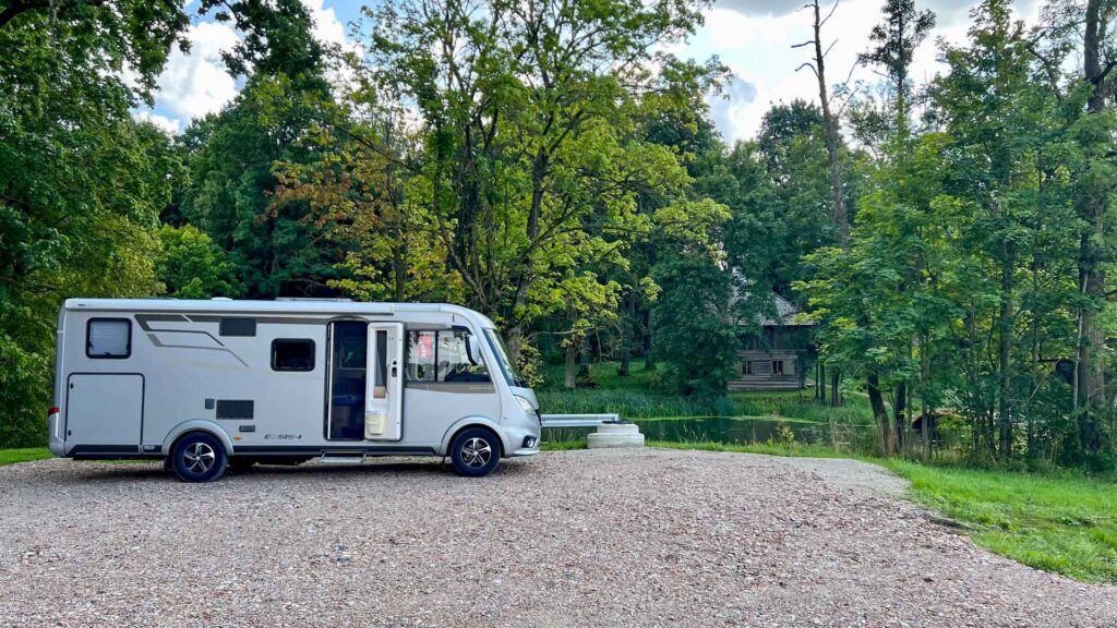 Letland Lielplatone Kerkhof Hymer Exsis-i 588 Route51