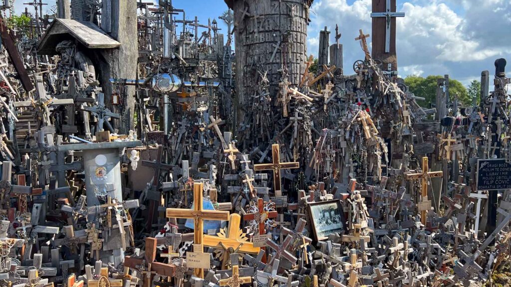 Litouwen Hill of Crosses CloseUp Hymer Exsis-i 588 Route51
