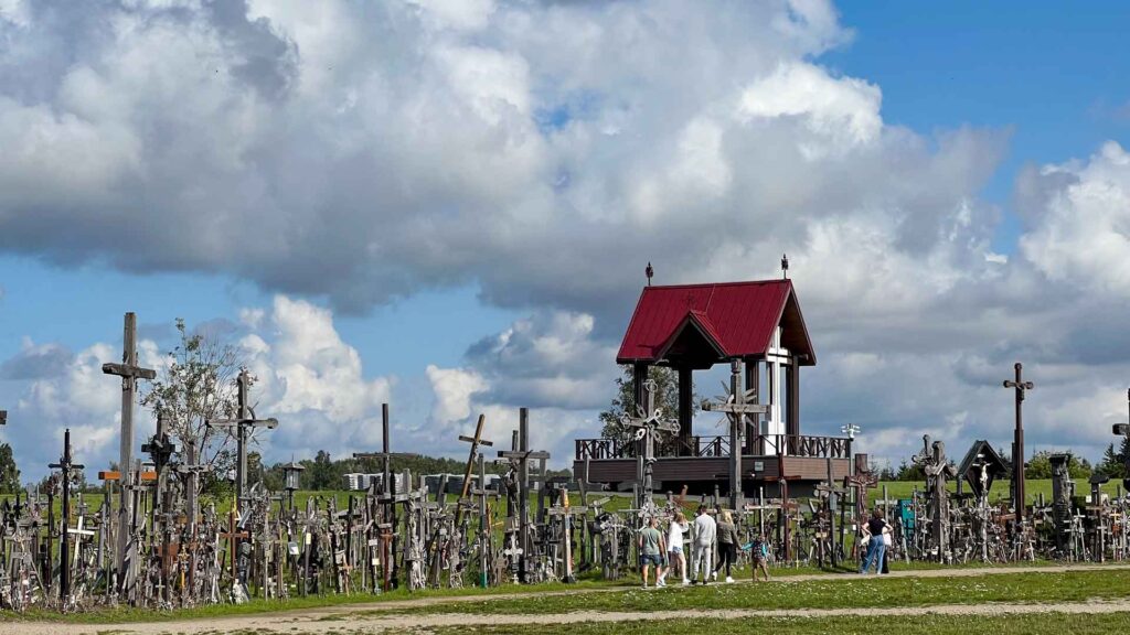 Litouwen Hill of Crosses Gedenkhuis Hymer Exsis-i 588 Route51