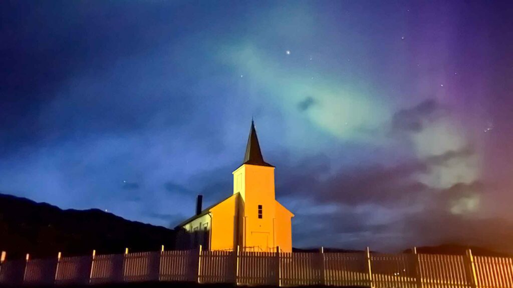 Noorwegen Langfjordbotn Church Noorderlicht Hymer Exsis-i 588 Route51