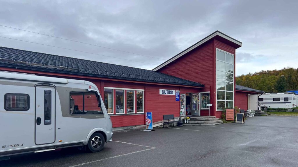 Noorwegen Russenes Posangerfjord Hymer Exsis-i 588 Route51