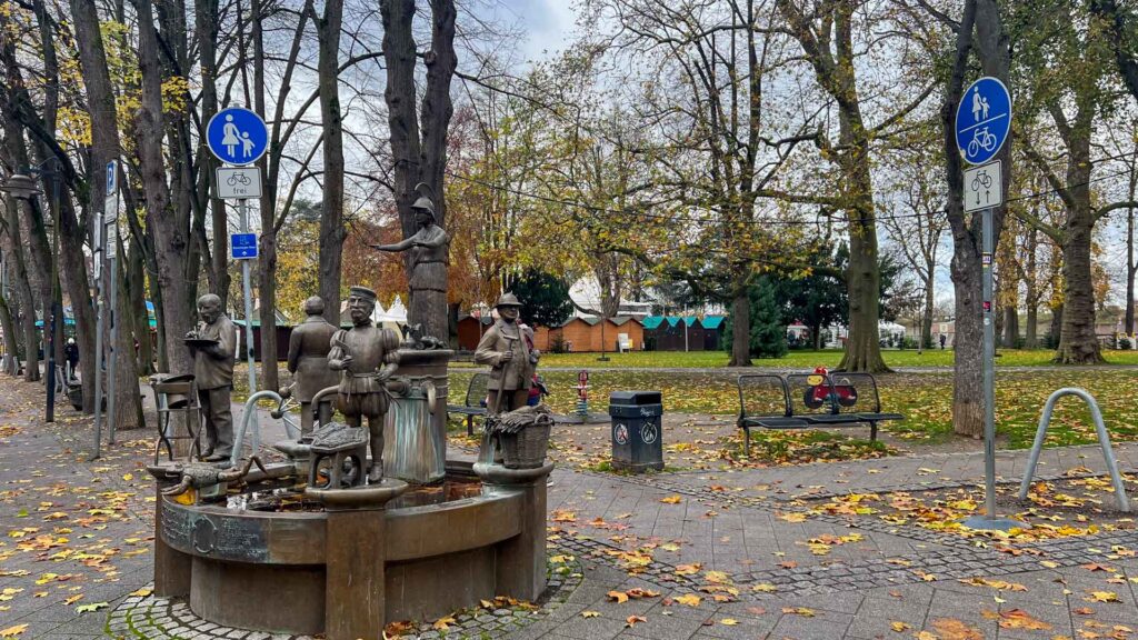 Duitsland Julich Centrum Standbeeld Hymer Exsis-i 588 Route51