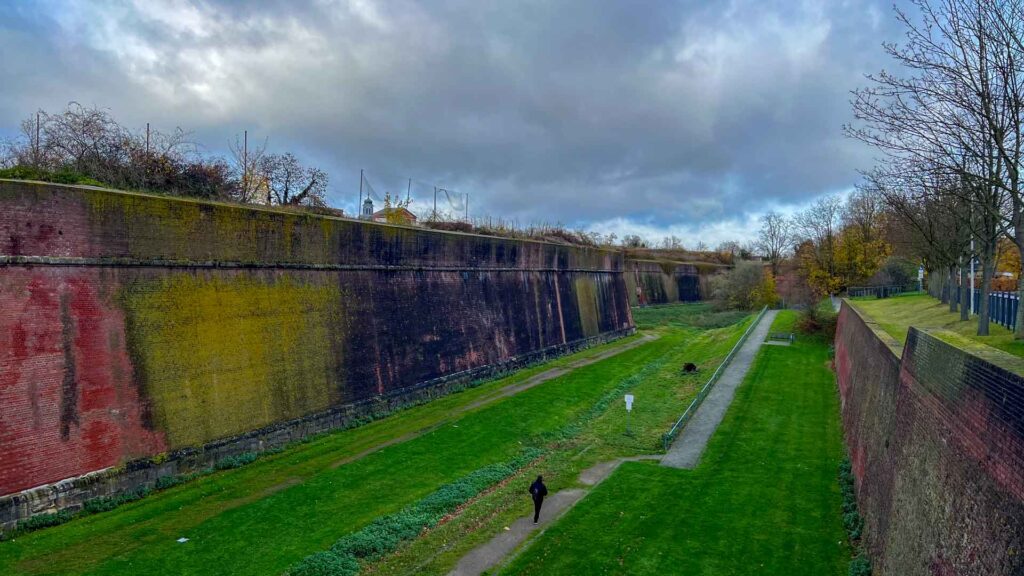 Duitsland Julich Citadel 1 Hymer Exsis-i 588 Route51