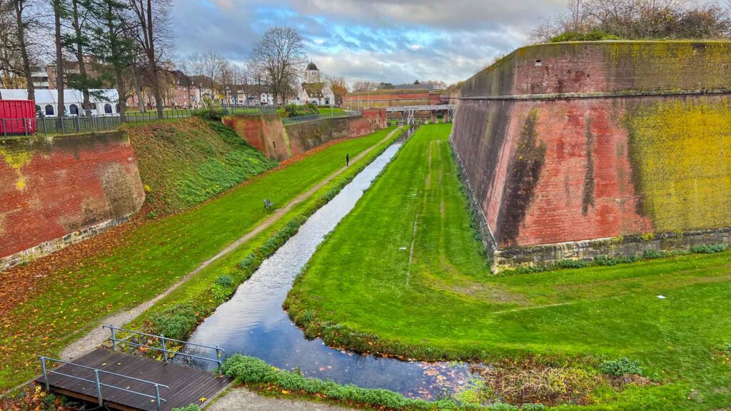 Duitsland Julich Citadel 2 Hymer Exsis-i 588 Route51