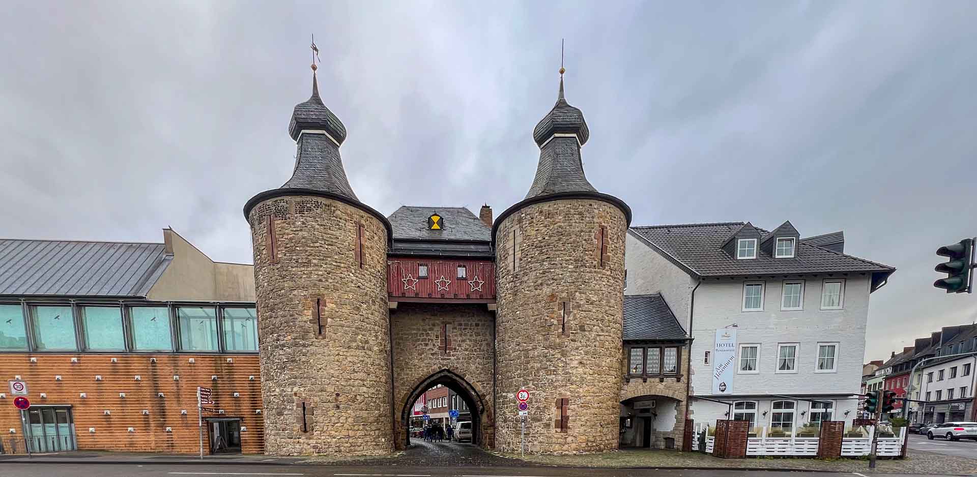 Duitsland Julich Poort Altstadt Hymer Exsis-i 588 Route51