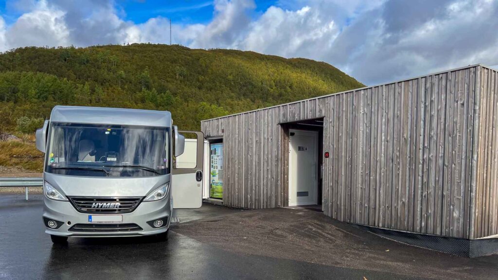 Noorwegen Gullesfjord Bunker Tankstation Lofoten Hymer Exsis-i 588 Route51