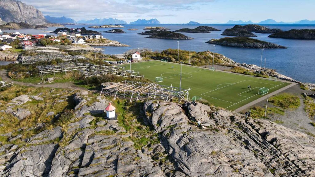 Noorwegen Henningsvaer Football Lofoten Hymer Exsis-i 588 Route51