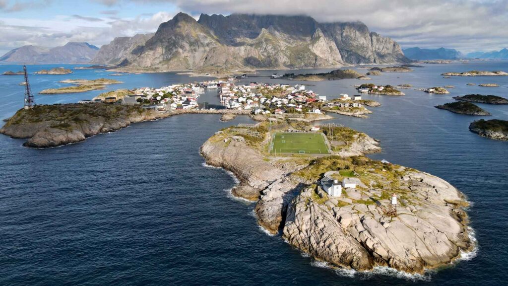 Noorwegen Henningsvaer Football Pitch Lofoten Hymer Exsis-i 588 Route51