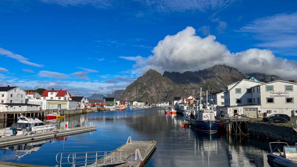 Noorwegen Henningsvaer Harbour Lofoten Hymer Exsis-i 588 Route51