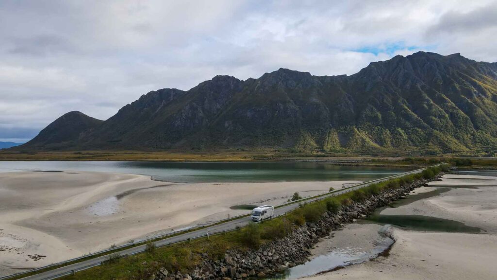 Noorwegen Midnattsolveien Drone 1 Lofoten Hymer Exsis-i 588 Route51