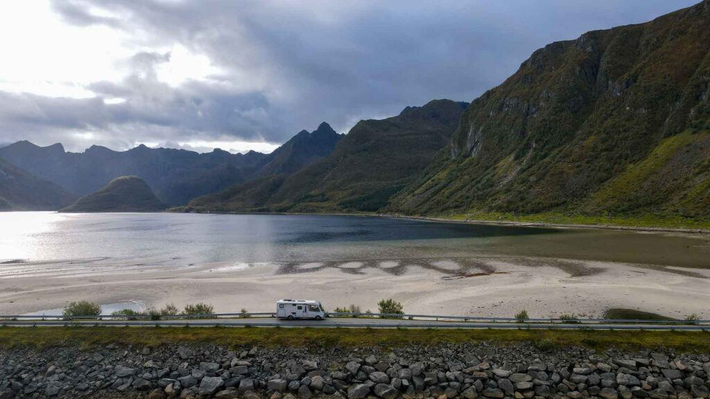 Noorwegen Midnattsolveien Drone 2 Lofoten Hymer Exsis-i 588 Route51