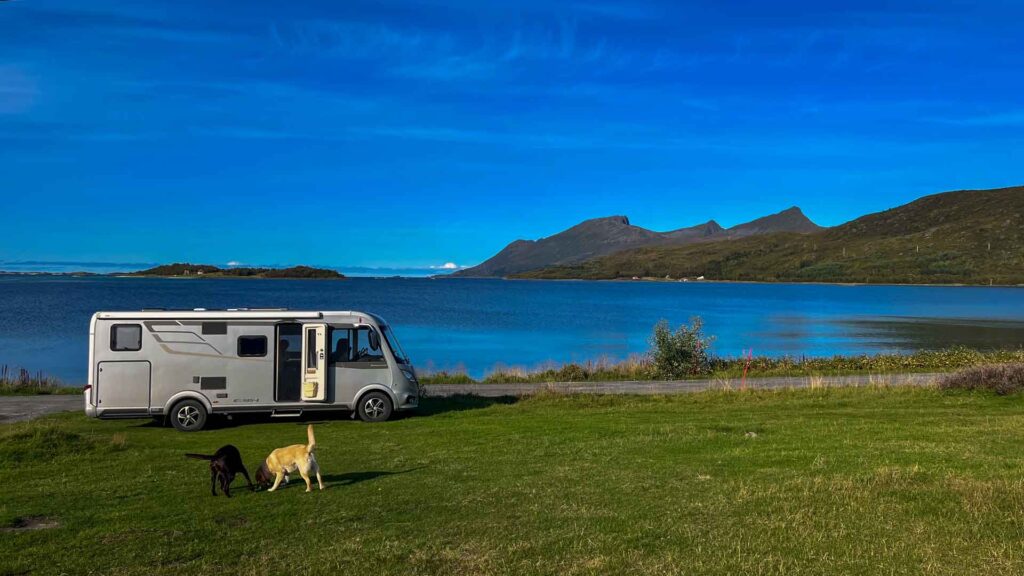 Noorwegen Senja Skaland Lunch Hymer Exsis-i 588 Route51