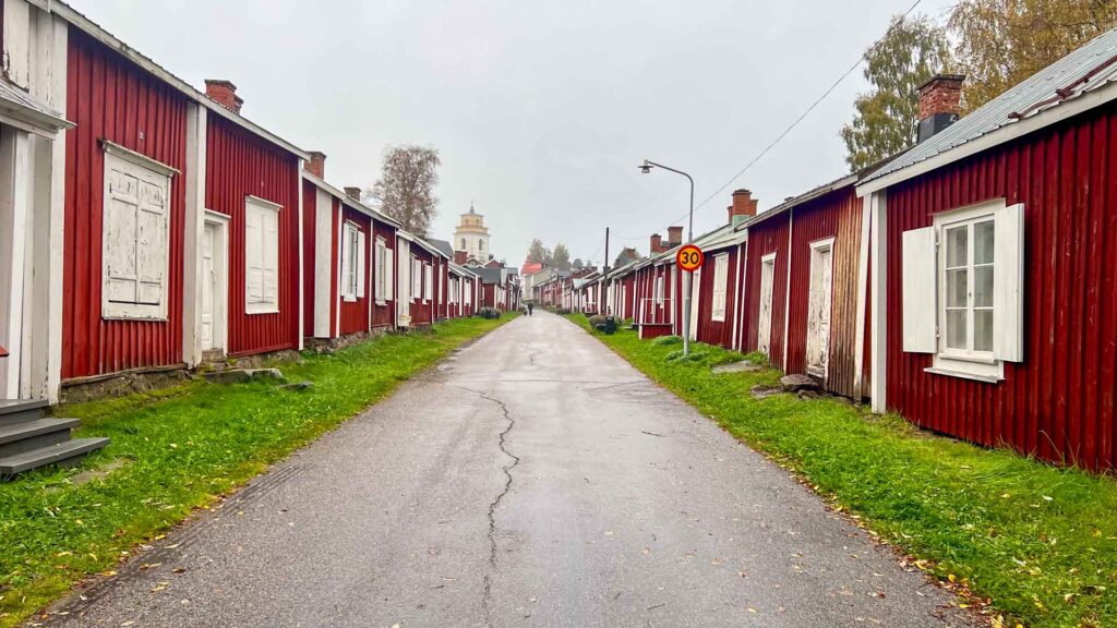Zweden Gammelstad Straat Rode Huizen Hymer Exsis-i 588 Route51