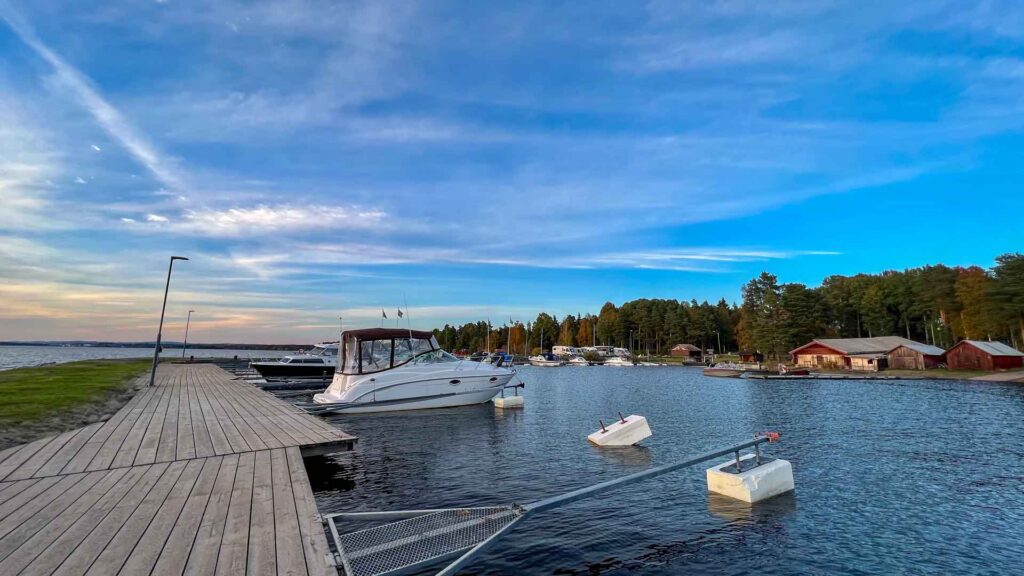 Zweden Nusnas Harbour Camperplaats Boot Hymer Exsis-i 588 Route51