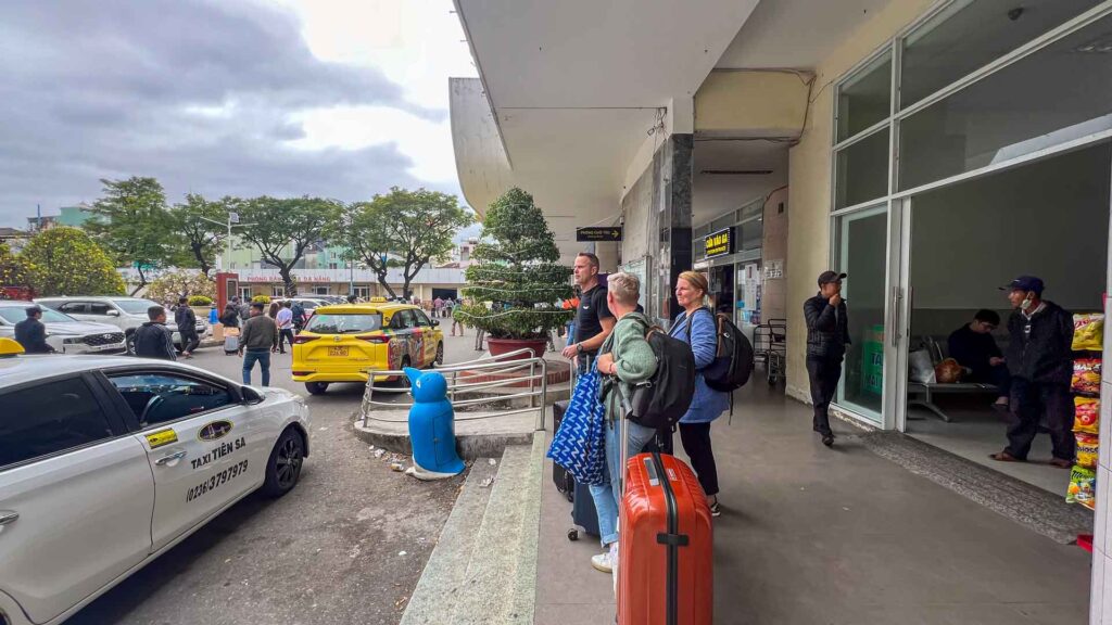 Vietnam Da Nang Station Waiting Taxi 6Only