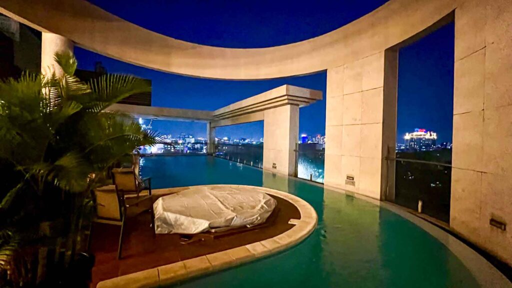 Vietnam Ho Chi Minh Central Palace Zwembad Night 6Only