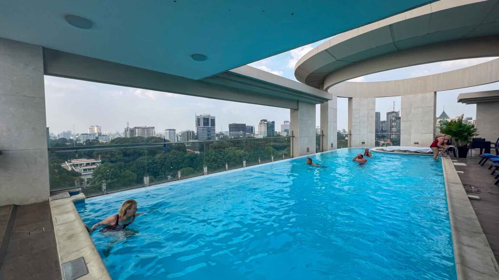 Vietnam Ho Chi Minh City Central Palace Rooftop Zwembad 6Only