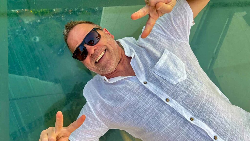 Vietnam Ho Chi Minh City Social Club Rooftop Glazen brug 6Only