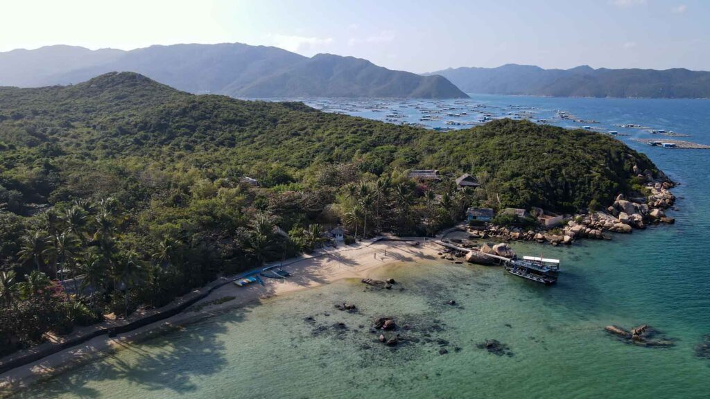 Vietnam Whale Island Drone Pier Viskwekerijen 6Only