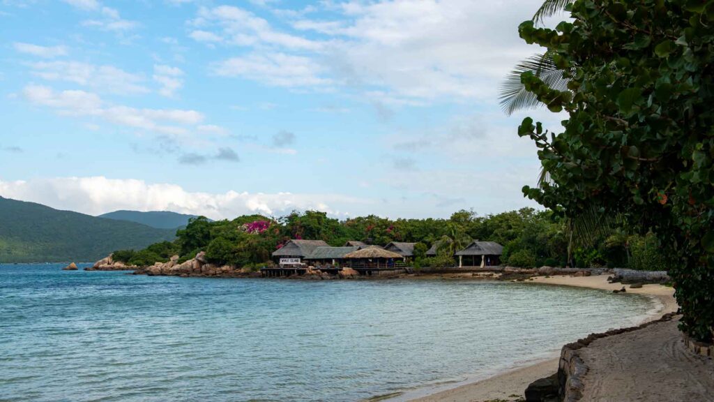 Vietnam Whale Island Eetzaal 6Only