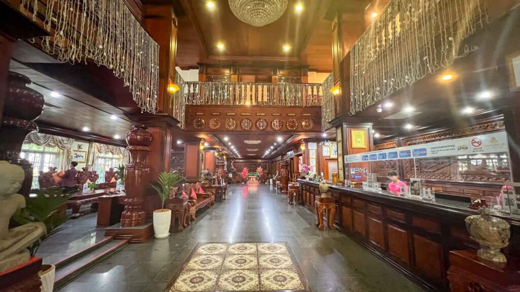 Cambodja Battambang Classy Hotel Entrance Hout 6Only