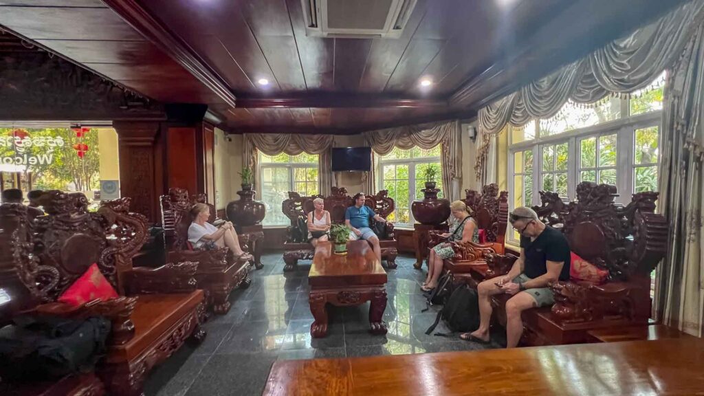 Cambodja Battambang Classy Hotel Entrance Waiting 6Only