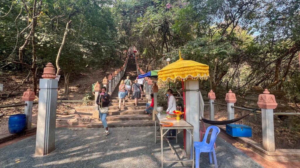 Cambodja Oudong Mountain Trappen 6Only