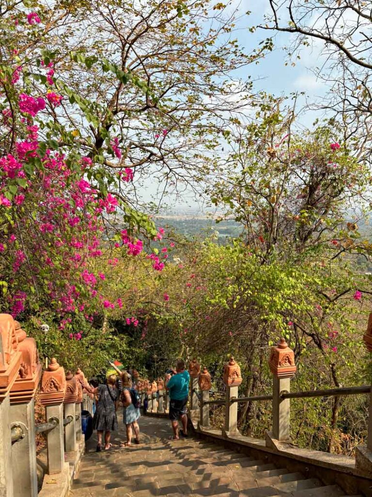Cambodja Oudong Mountain Trappen halverwege 6Only