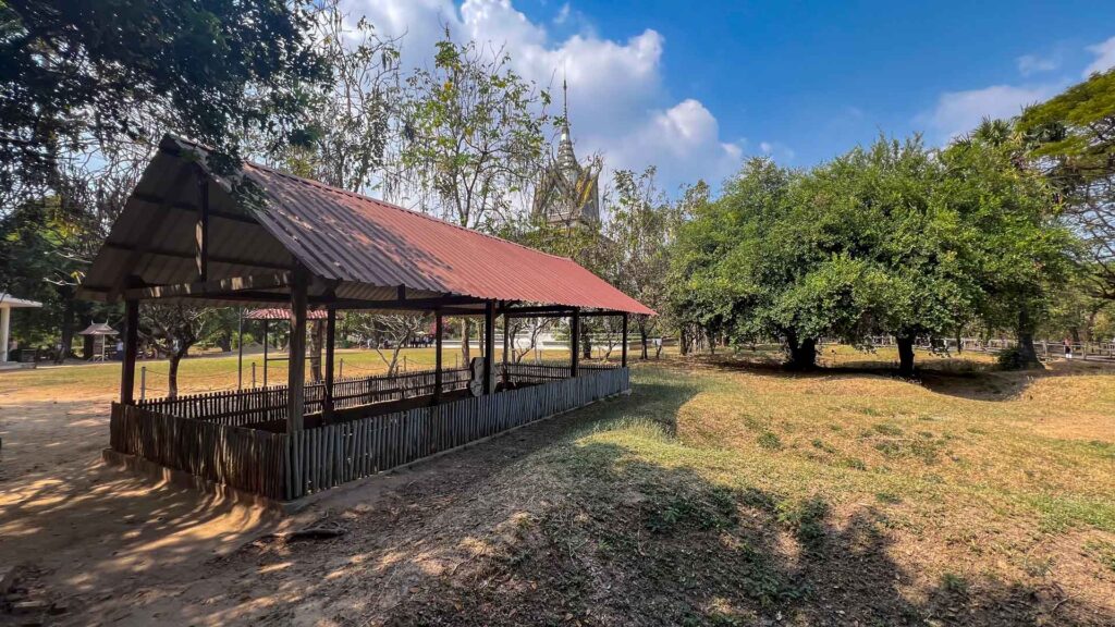 Cambodja Phnom Choeung Ek Genocidal Center Massagraf 6Only