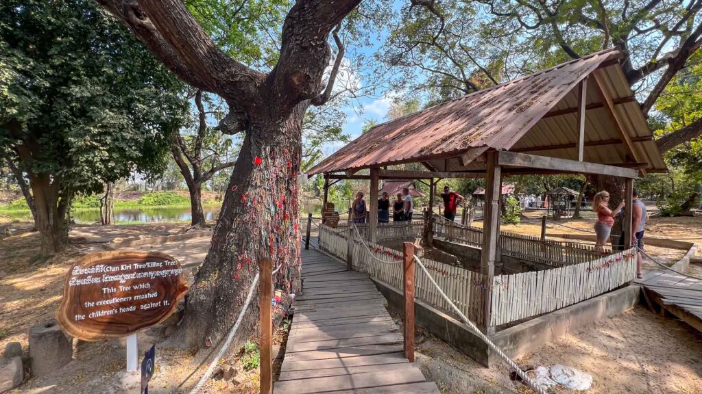 Cambodja Phnom Choeung Ek Genocidal Center Tree 6Only