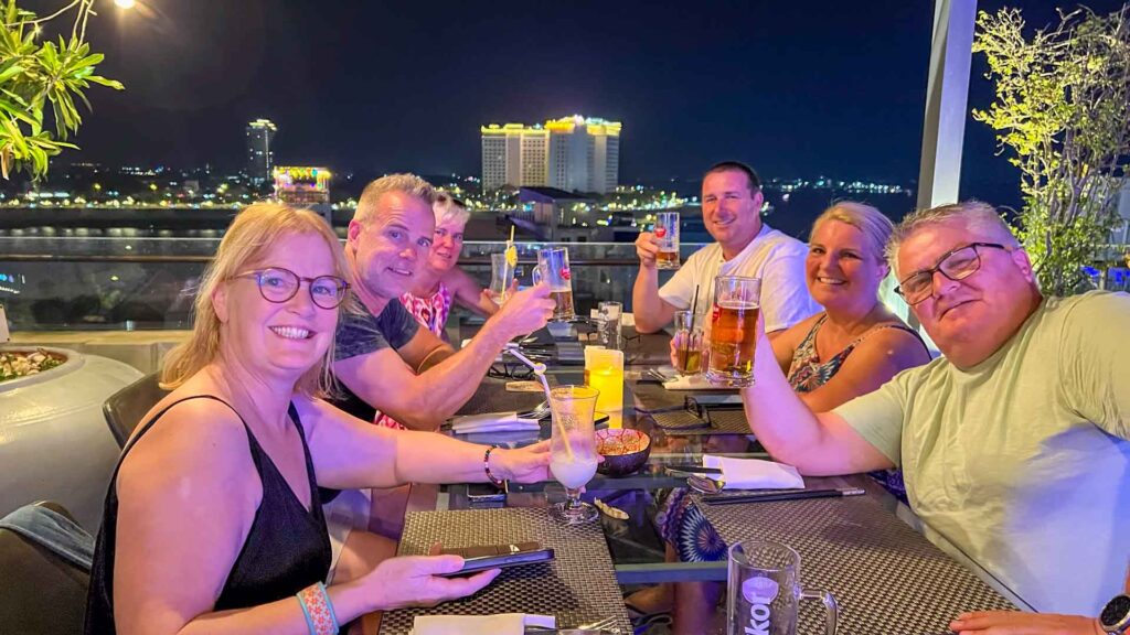 Cambodja Phnom Penh Frangipani Royal Palace Rooftop Bar 6Only