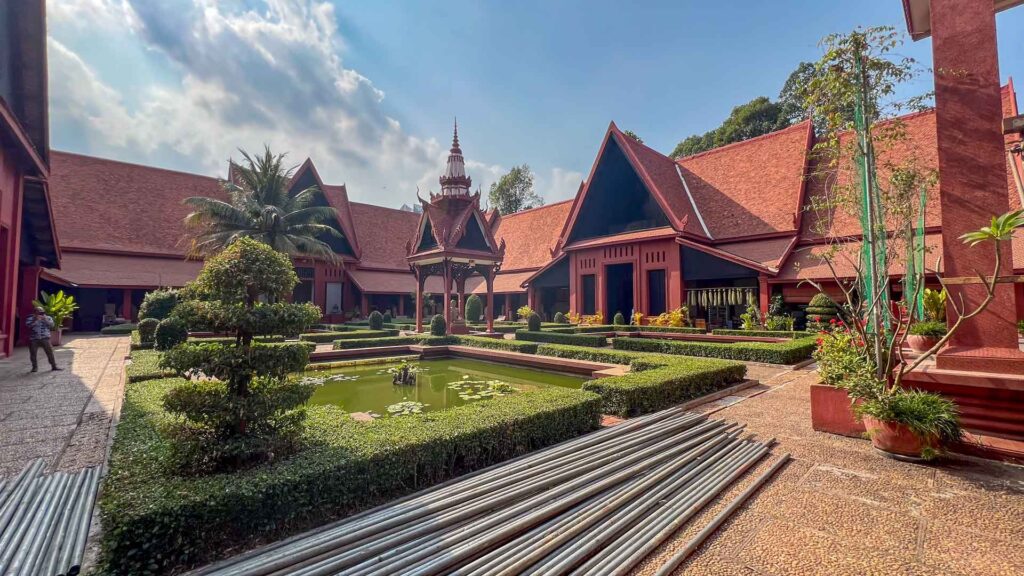 Cambodja Phnom Penh Nationaal Museum Binnenplaats 6Only