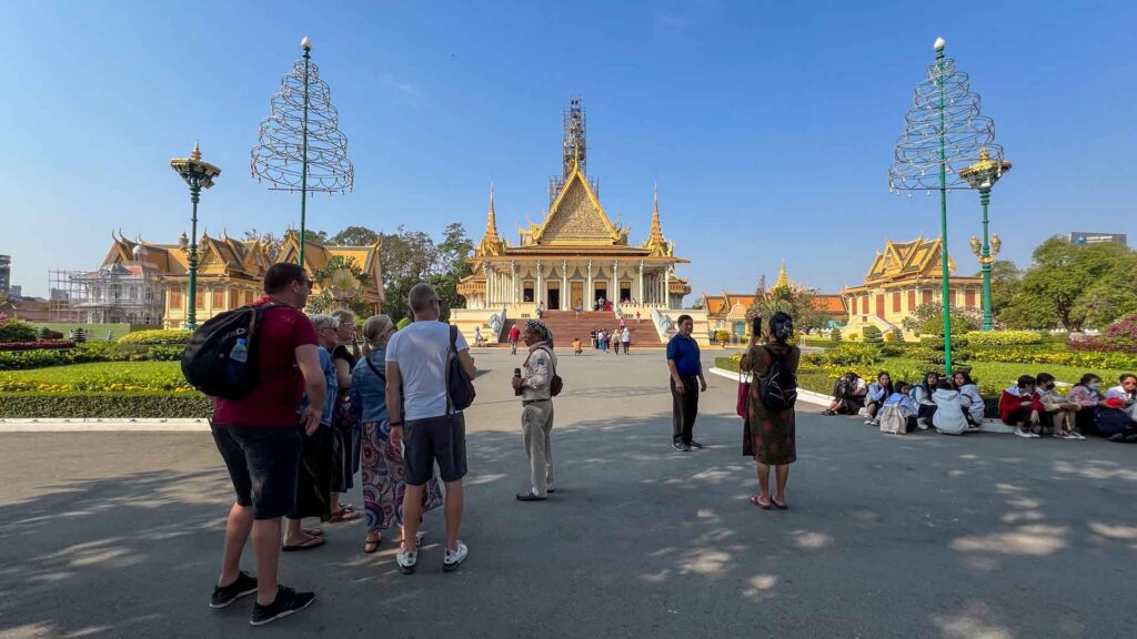Cambodja Phnom Penh Royal Palace Guide 6Only