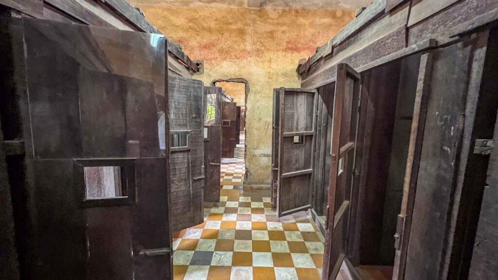 Cambodja Phnom Penh Tuol Sleng S21 Cellen 6Only