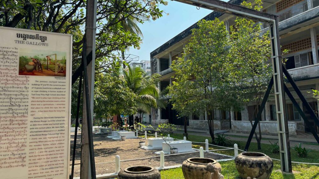 Cambodja Phnom Penh Tuol Sleng S21 The Gallows 6Only