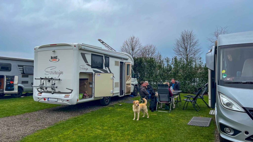 Nederland Helden Camperplaats Onder en Eindt Ontbijt Hymer Exsis-i 588 Route51