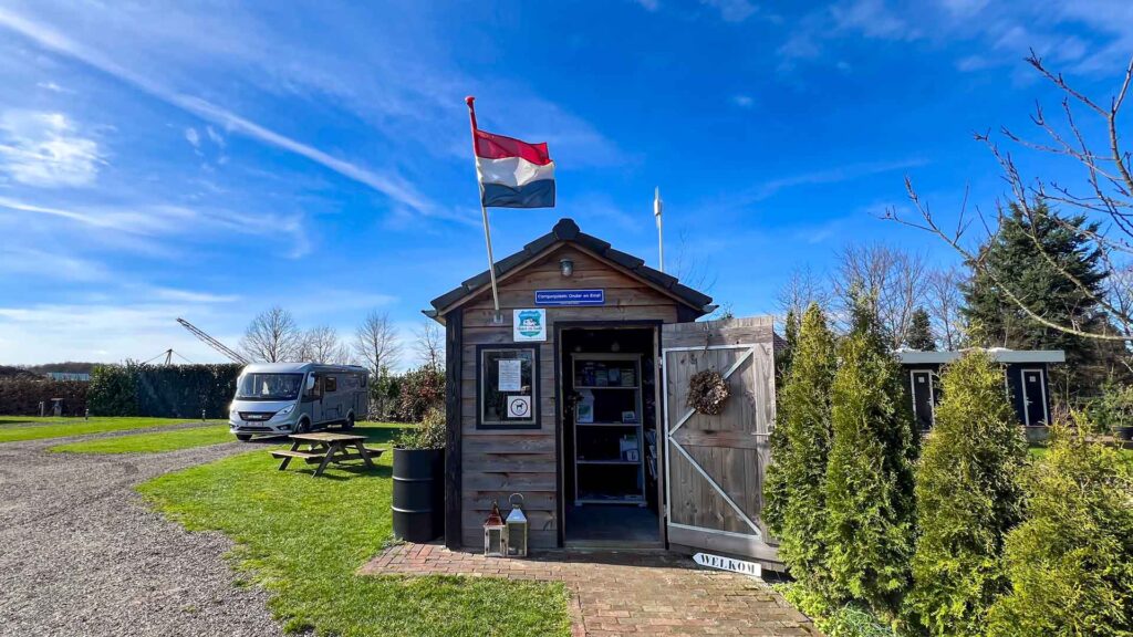 Nederland Helden Camperplaats Onder en Eindt Welkom Hymer Exsis-i 588 Route51