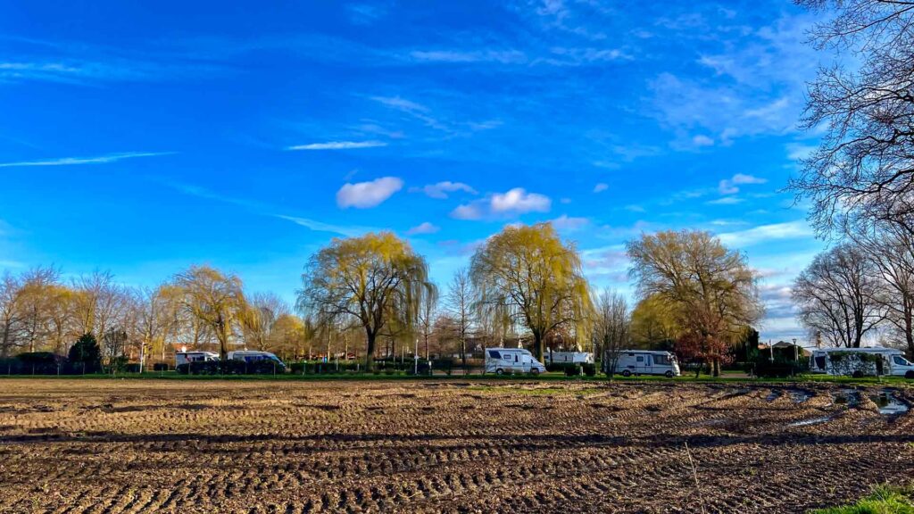 Nederland Kessel-Eik Camperplaats Overzicht Hymer Exsis-i 588 Route51