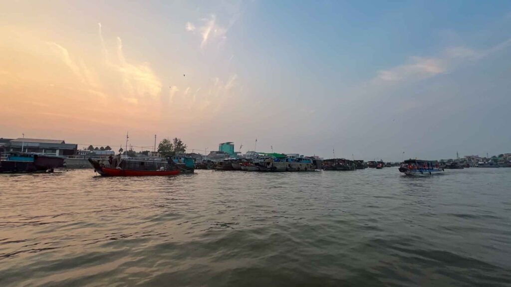 Vietnam Mekong Delta Floating market Aankomst 6Only