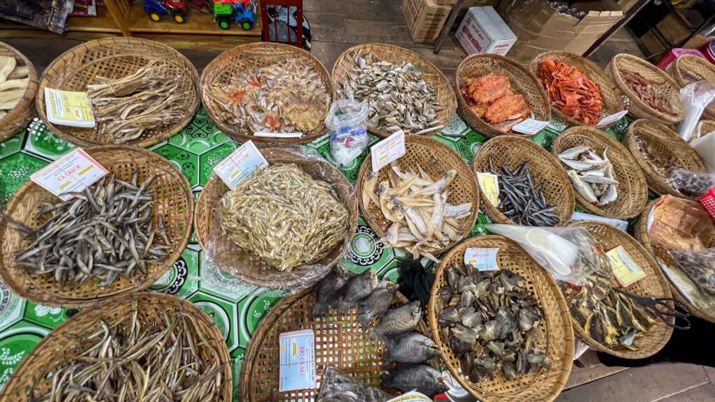 Vietnam Mekong Delta Floating market Gedroogde Vis 6Only