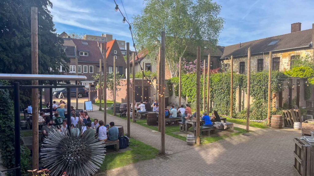 Nederland Gulpen Brouwlokaal Gulpener Tuin Hymer Exsis-i 588 Route51