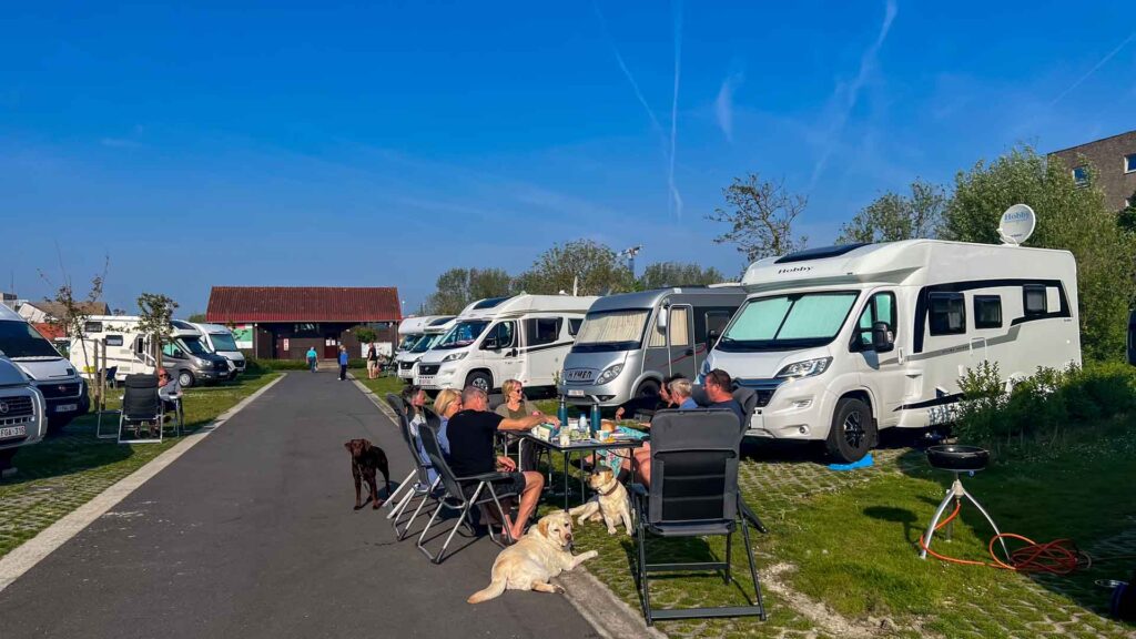 Belgie Blankenberge Camperplaats Ontbijt Hymer Exsis-I 588 Route51