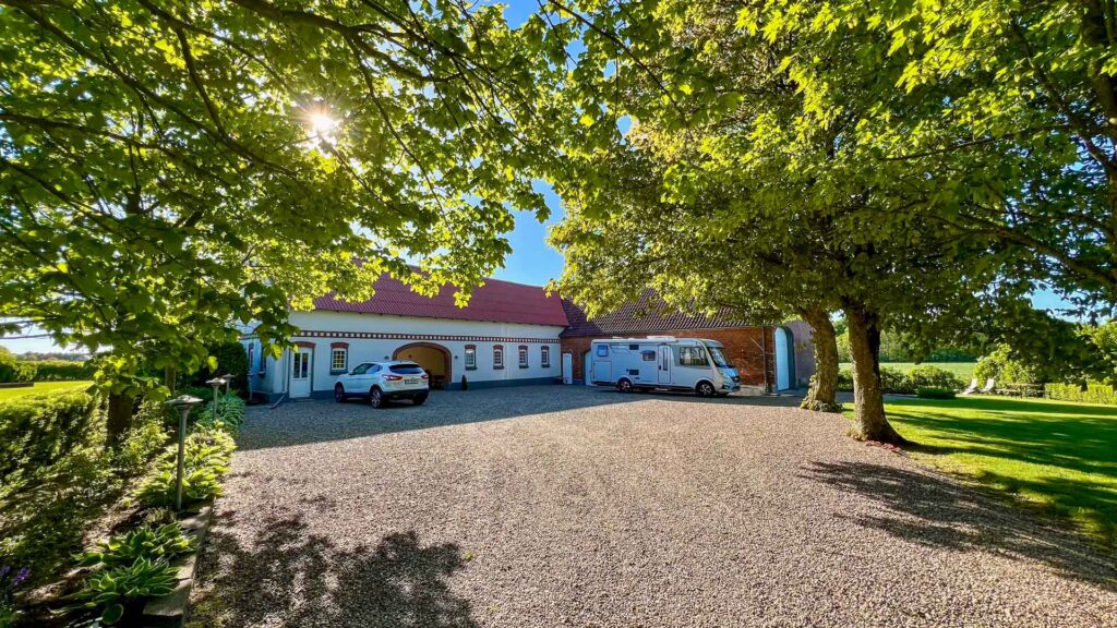 Denemarken Ribe Camperplaats Boerderij Ingang Hymer Exsis-I 588 Route51