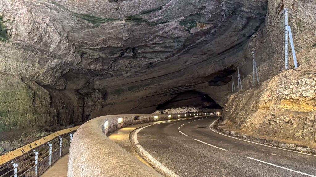 Frankrijk Mas-d'Azil Grot Straat Jansen-Arts Hymer Exsis-I 588 Route51