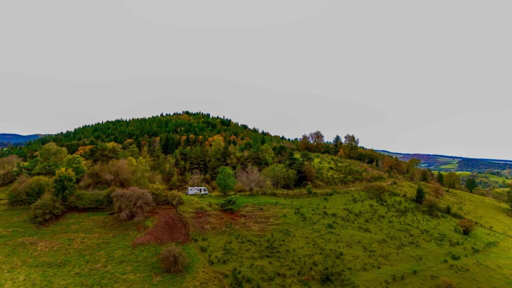 Frankrijk Rochefort-Montagne Krater Drone 1 Jansen-Arts Hymer Exsis-I 588 Route51