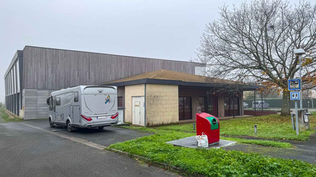 Frankrijk Pomerol Service Plek Jansen-Arts Hymer Exsis-I 588 Route51