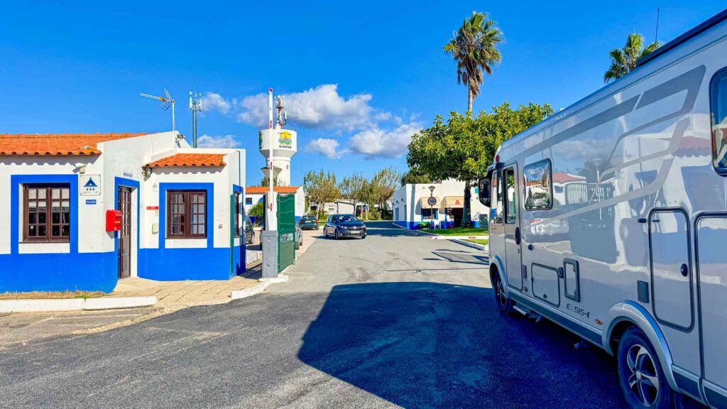 Portugal Porto Covo Camping Ingang Jansen-Arts Hymer Exsis-I 588 Route51