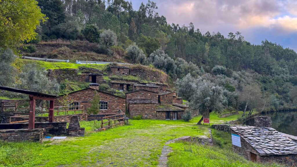 Portugal Praia Fluvial Ponte Velha Ruine Jansen-Arts Hymer Exsis-I 588 Route51